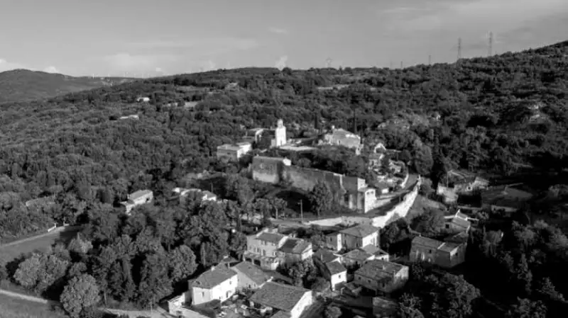 Le vieux village perché de Malataverne au milieu des collines boisées, terrain du trail 21,5 km